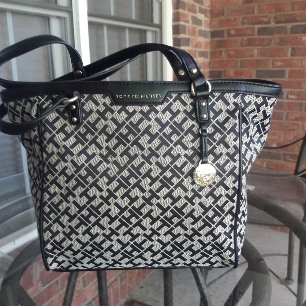 Tommy Hilfiger like new handbag